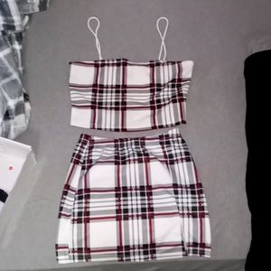 I'm selling this plaid set from Shein, size is a large and color is White & red